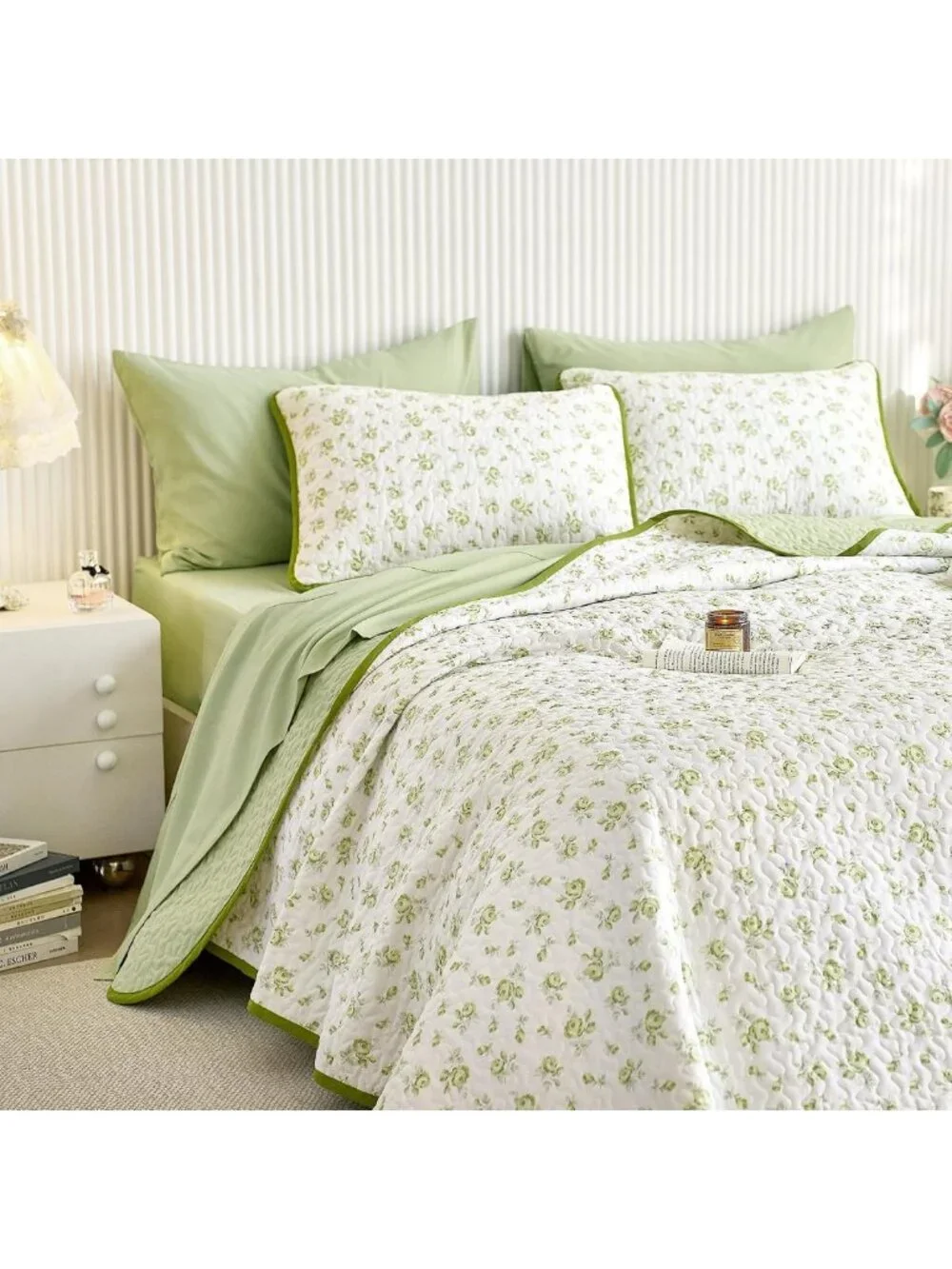 Floral Quilt Set - Cottagecore Shabby Chic Reversible Bedspread, 3 Pieces